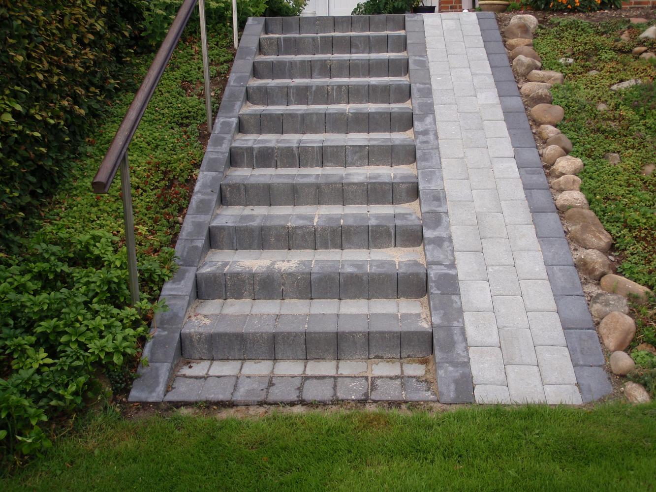 Flot grå flisebelægning på terrasse